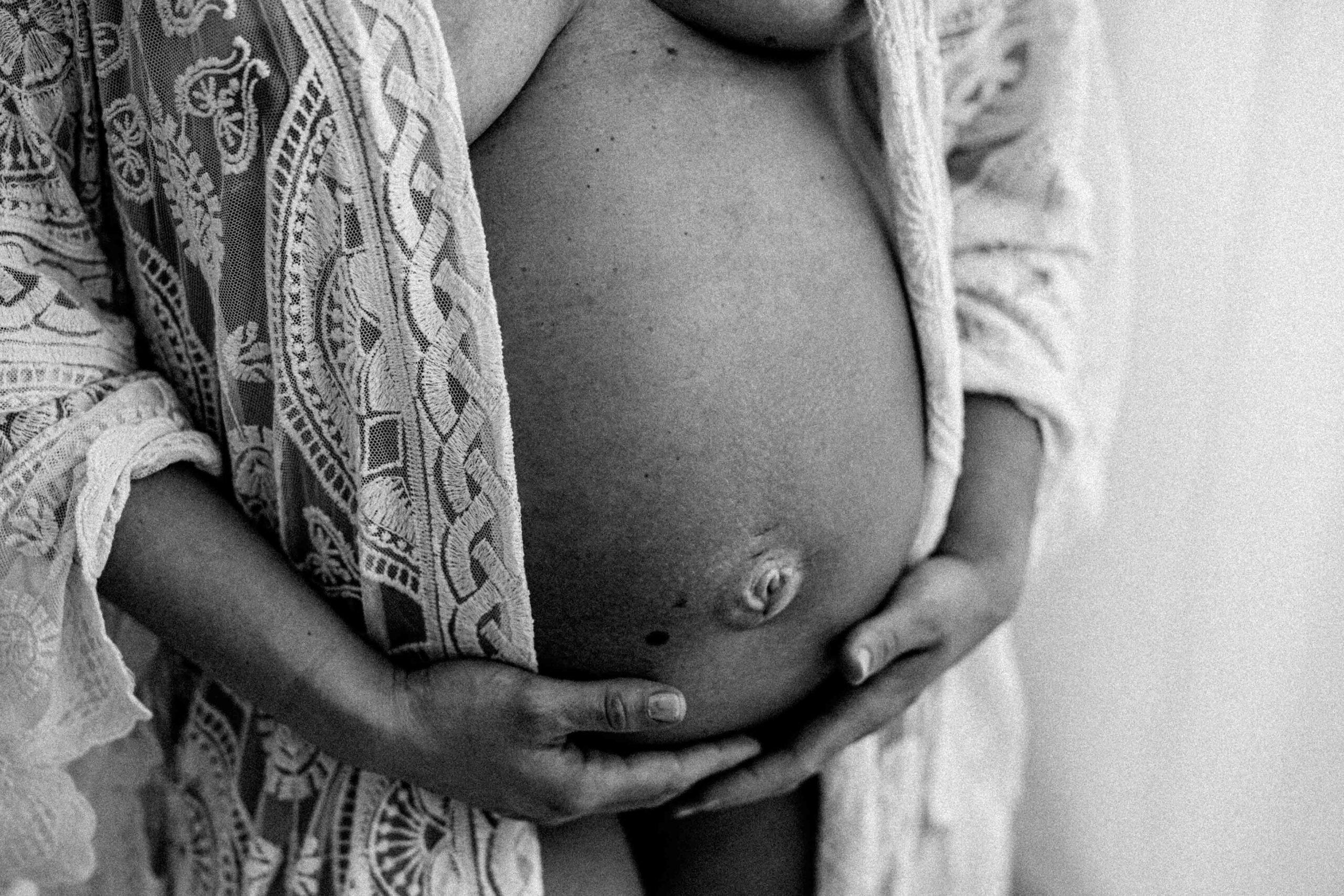  little_foot_fotografie_schwangerschaftsfotografie_muelheim_babybauchfotos_muelheim_familienfotografin_ruhrgebiet_schwanger_im_ruhrgebiet_Fotostudio_muelheim