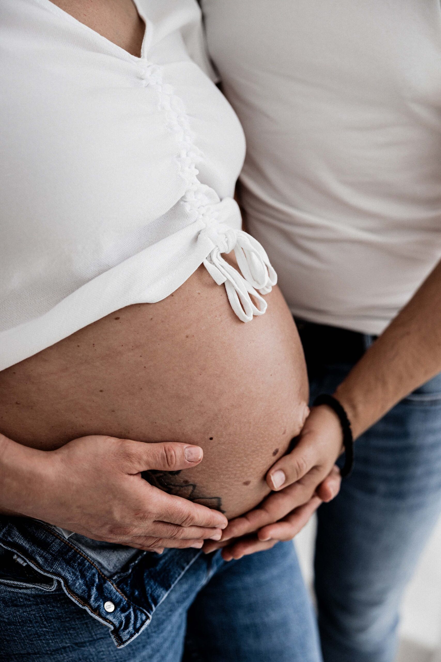 little_foot_fotografie_schwangerschaftsfotografie_muelheim_babybauchfotos_muelheim_familienfotografin_ruhrgebiet_schwanger_im_ruhrgebiet_Fotostudio_muelheim