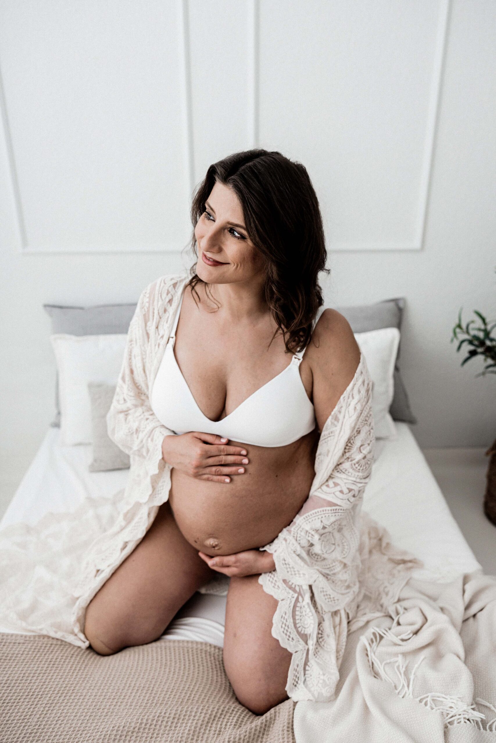 little_foot_fotografie_schwangerschaftsfotografie_muelheim_babybauchfotos_muelheim_familienfotografin_ruhrgebiet_schwanger_im_ruhrgebiet_Fotostudio_muelheim